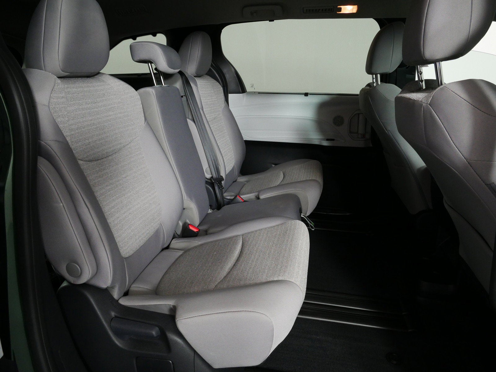 2026 Toyota Sienna LE Hybrid *LOW MILES! CLEAN CARFAX*
