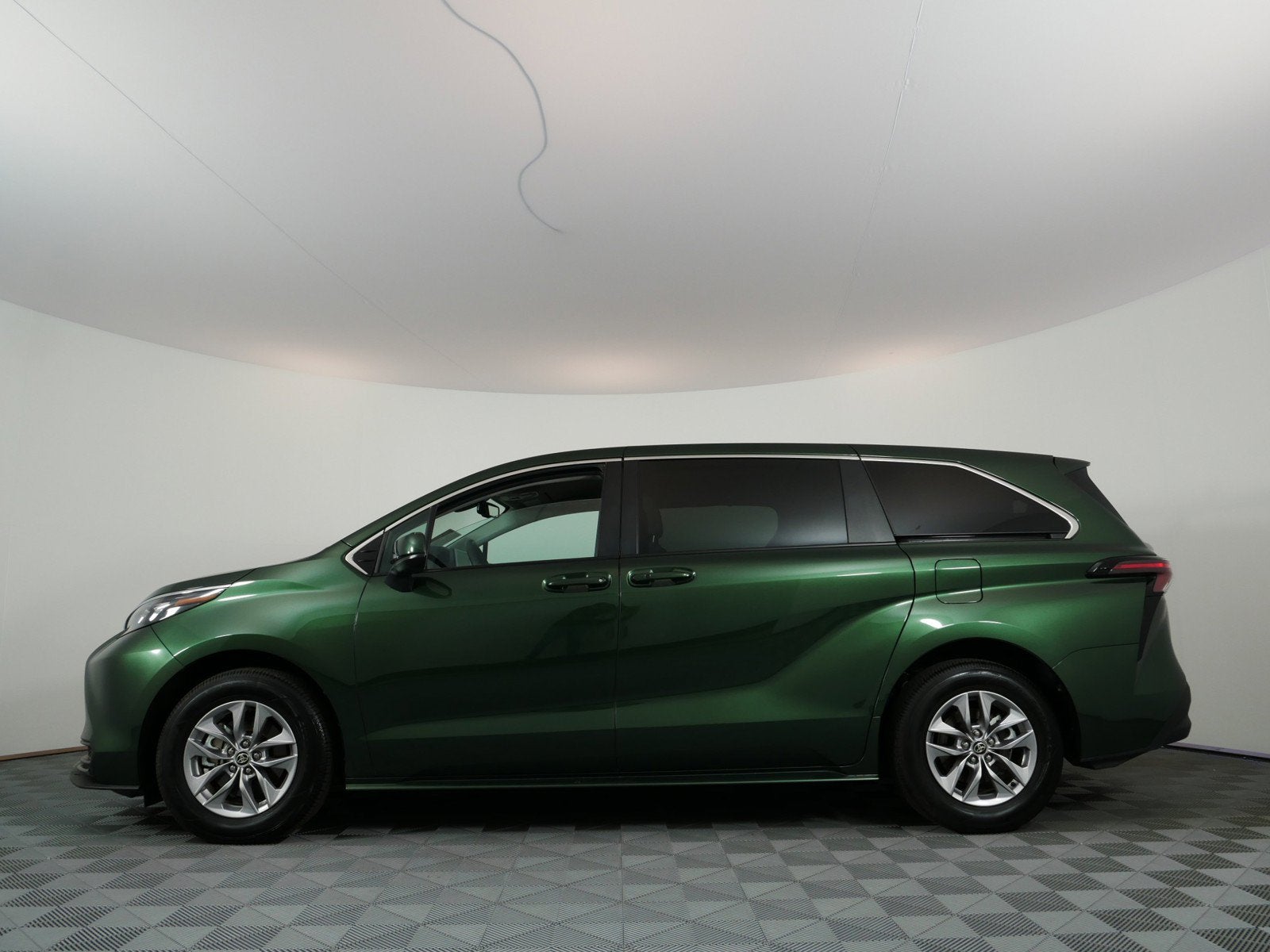 2026 Toyota Sienna LE Hybrid *LOW MILES! CLEAN CARFAX*