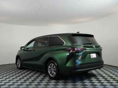 2026 Toyota Sienna LE Hybrid *LOW MILES! CLEAN CARFAX*