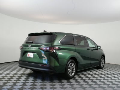 2026 Toyota Sienna LE Hybrid *LOW MILES! CLEAN CARFAX*