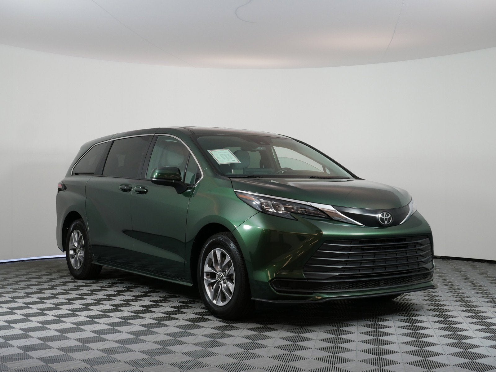 2026 Toyota Sienna LE Hybrid *LOW MILES! CLEAN CARFAX*