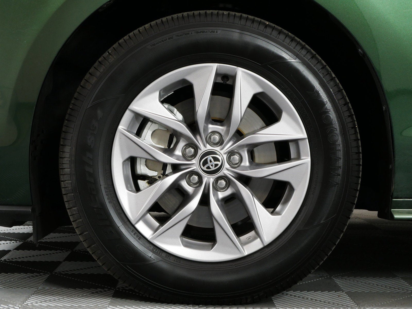 2026 Toyota Sienna LE Hybrid *LOW MILES! CLEAN CARFAX*