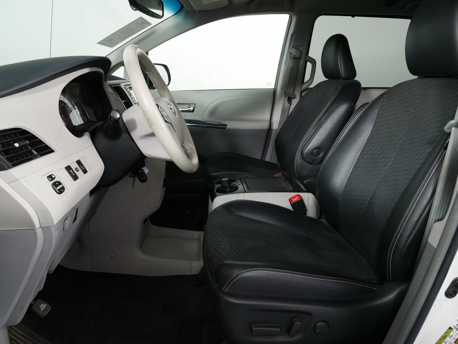 2014 Toyota Sienna SE *CLEAN CARFAX!*