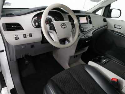 2014 Toyota Sienna SE *CLEAN CARFAX!*
