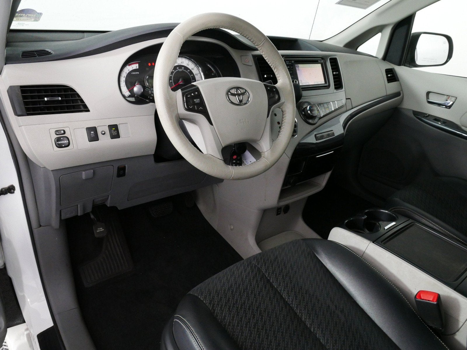 2014 Toyota Sienna SE *CLEAN CARFAX!*