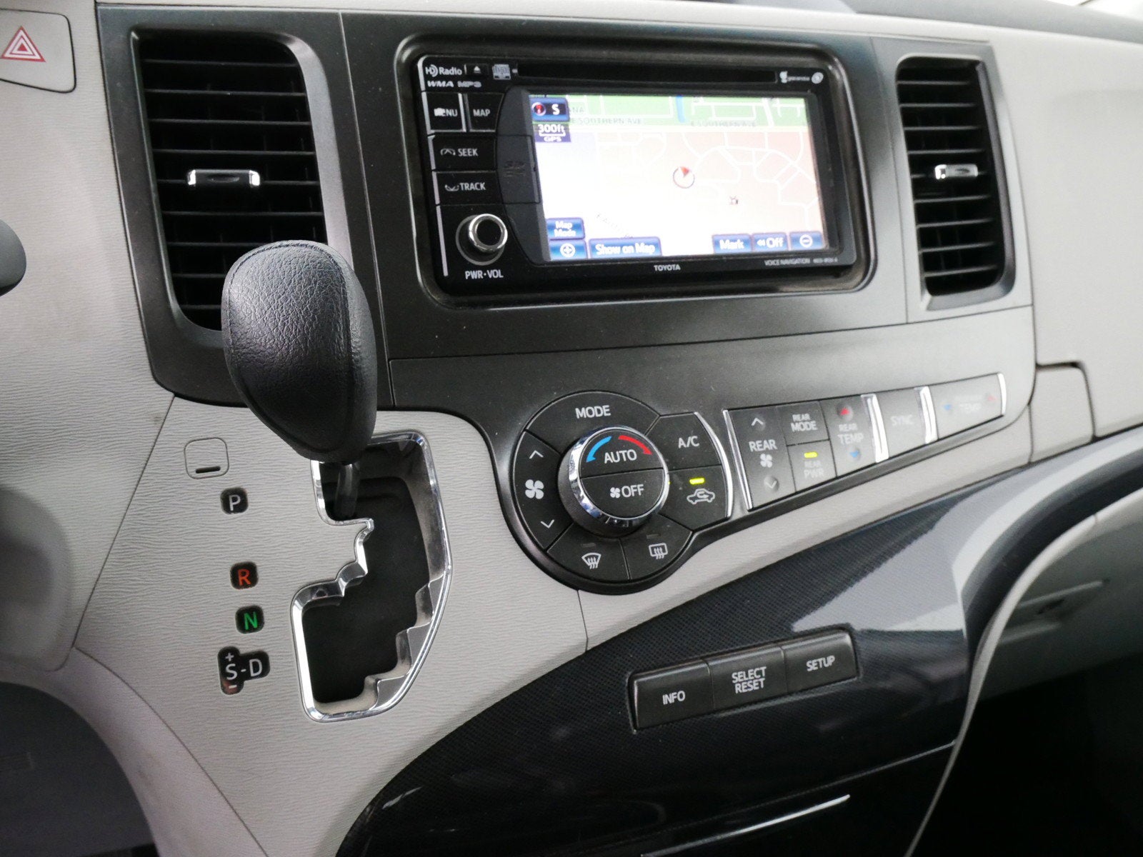 2014 Toyota Sienna SE *CLEAN CARFAX!*