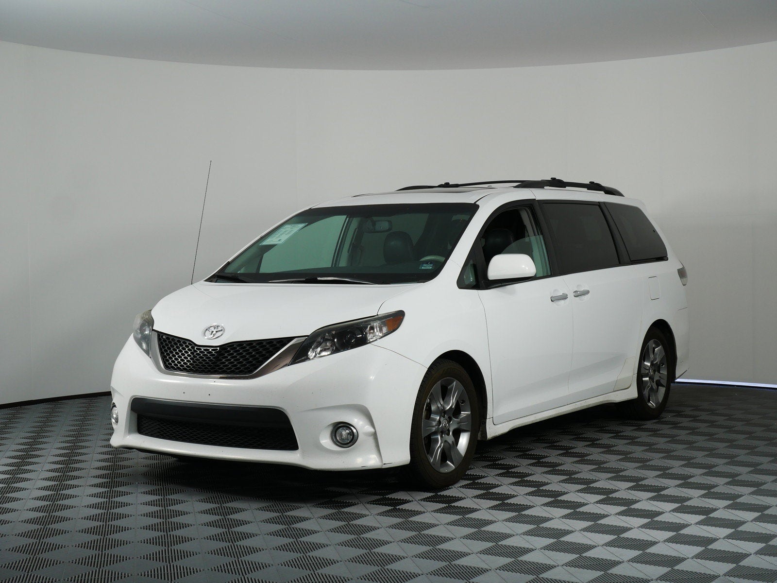 2014 Toyota Sienna SE *CLEAN CARFAX!*