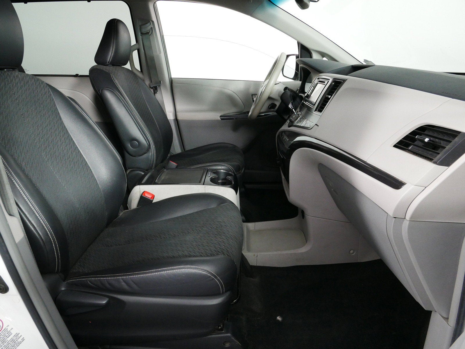 2014 Toyota Sienna SE *CLEAN CARFAX!*