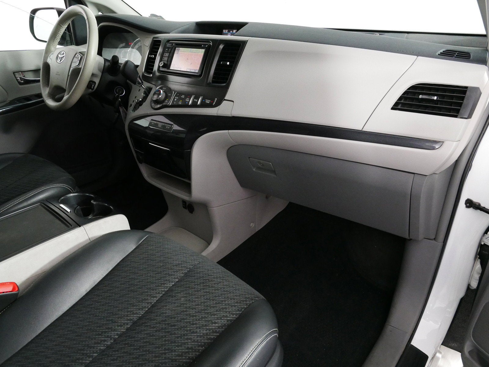 2014 Toyota Sienna SE *CLEAN CARFAX!*