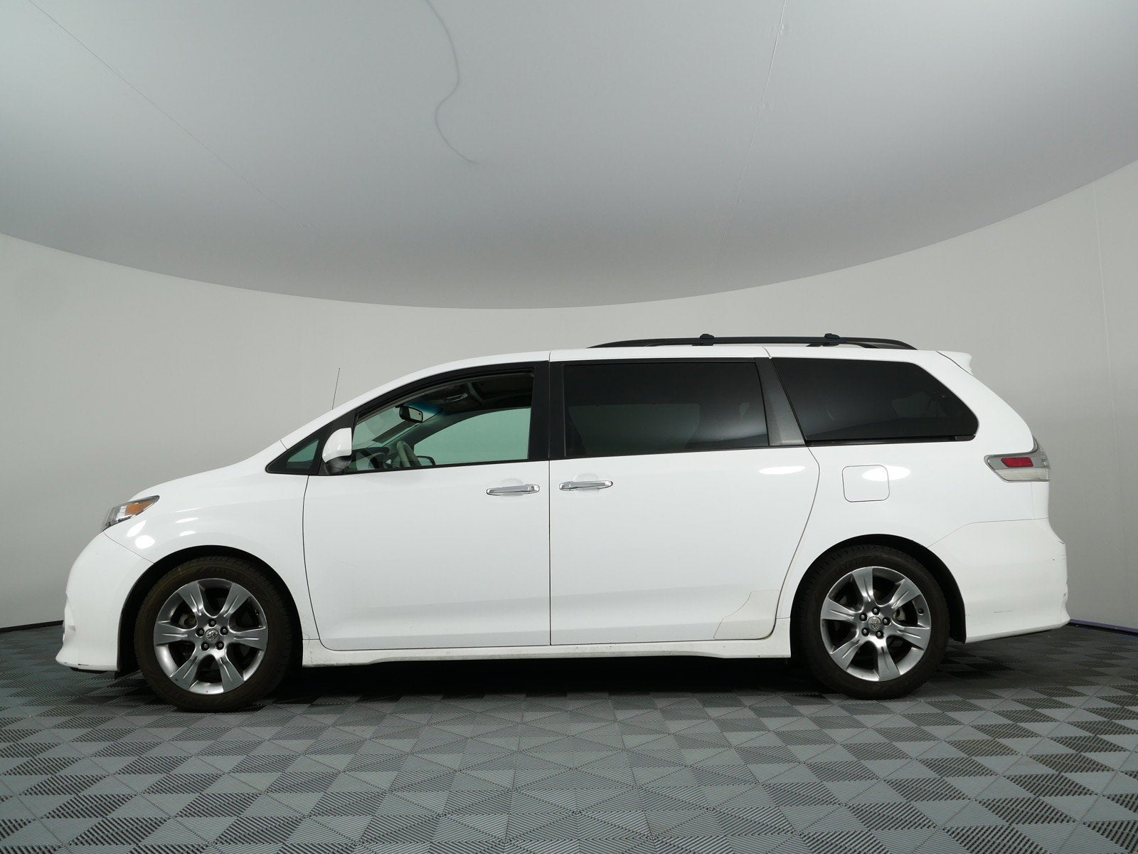 2014 Toyota Sienna SE *CLEAN CARFAX!*