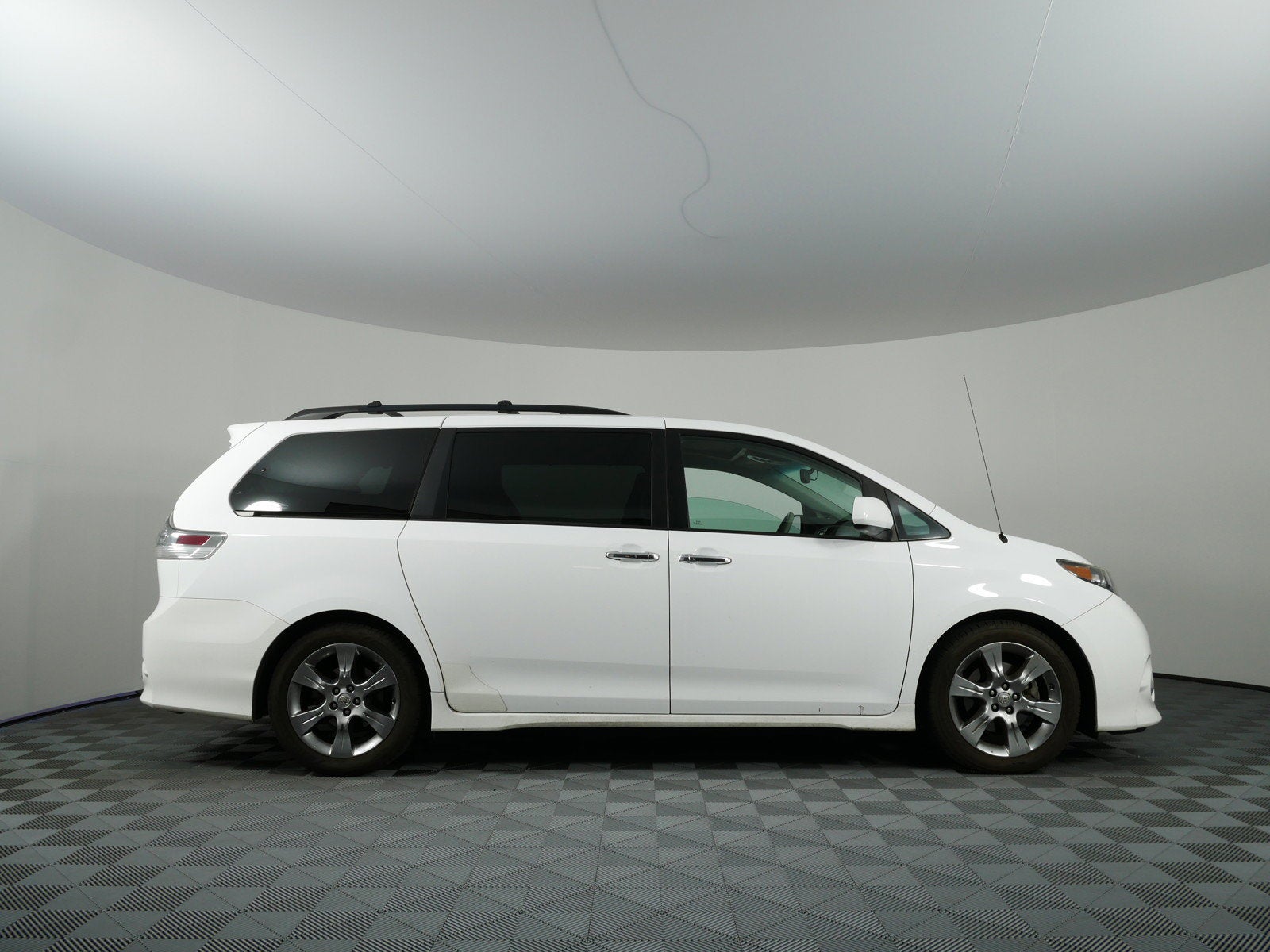 2014 Toyota Sienna SE *CLEAN CARFAX!*