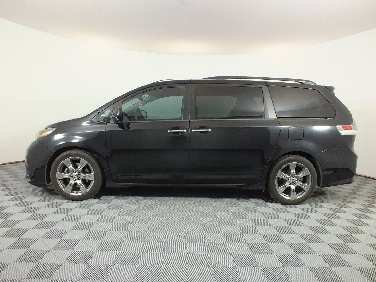 2018 Toyota Sienna SE *RELIABLE DAILY DRIVER!*