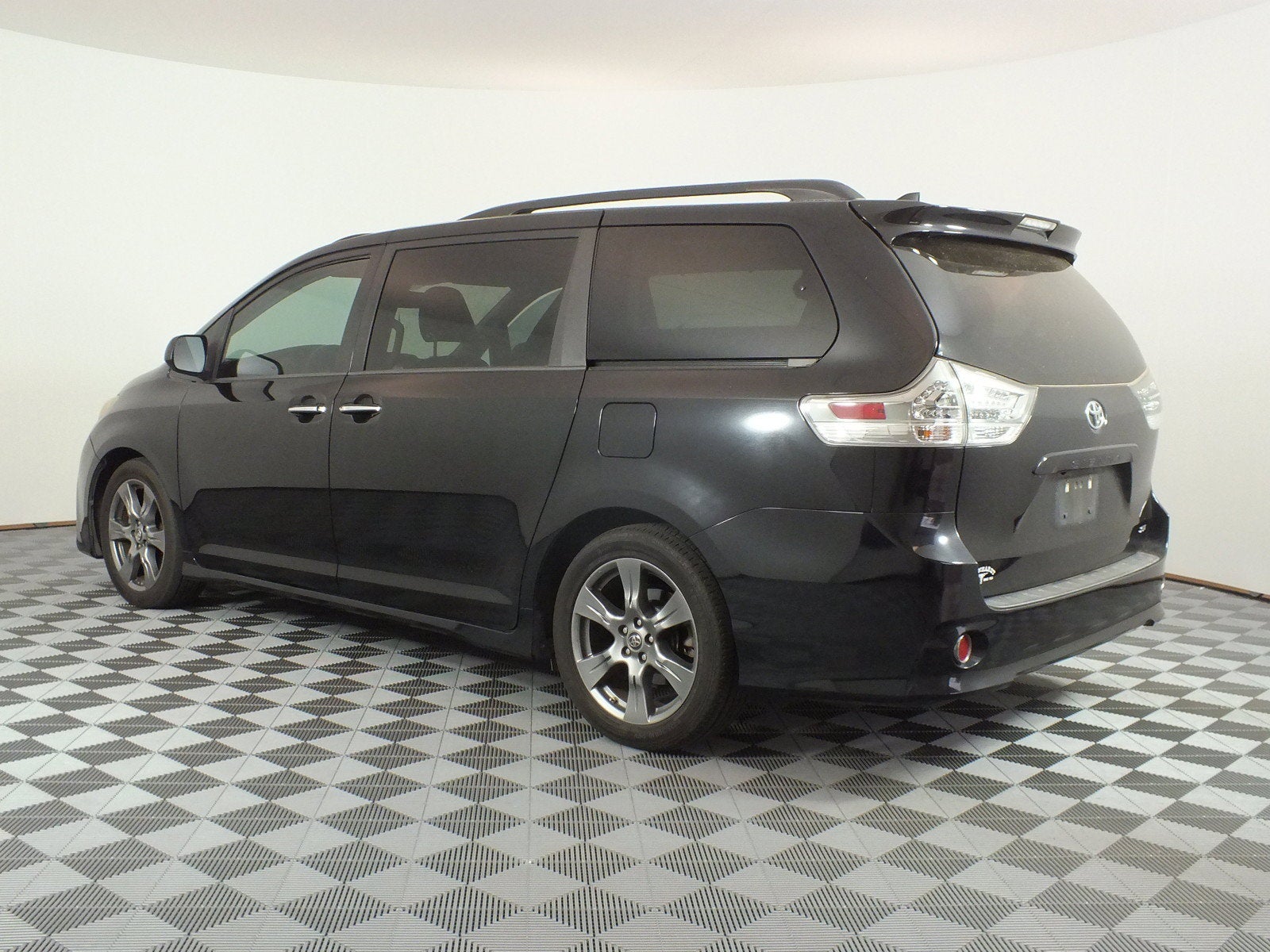 2018 Toyota Sienna SE *RELIABLE DAILY DRIVER!*