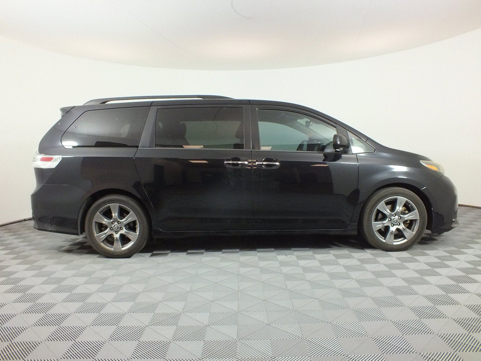 2018 Toyota Sienna SE *RELIABLE DAILY DRIVER!*