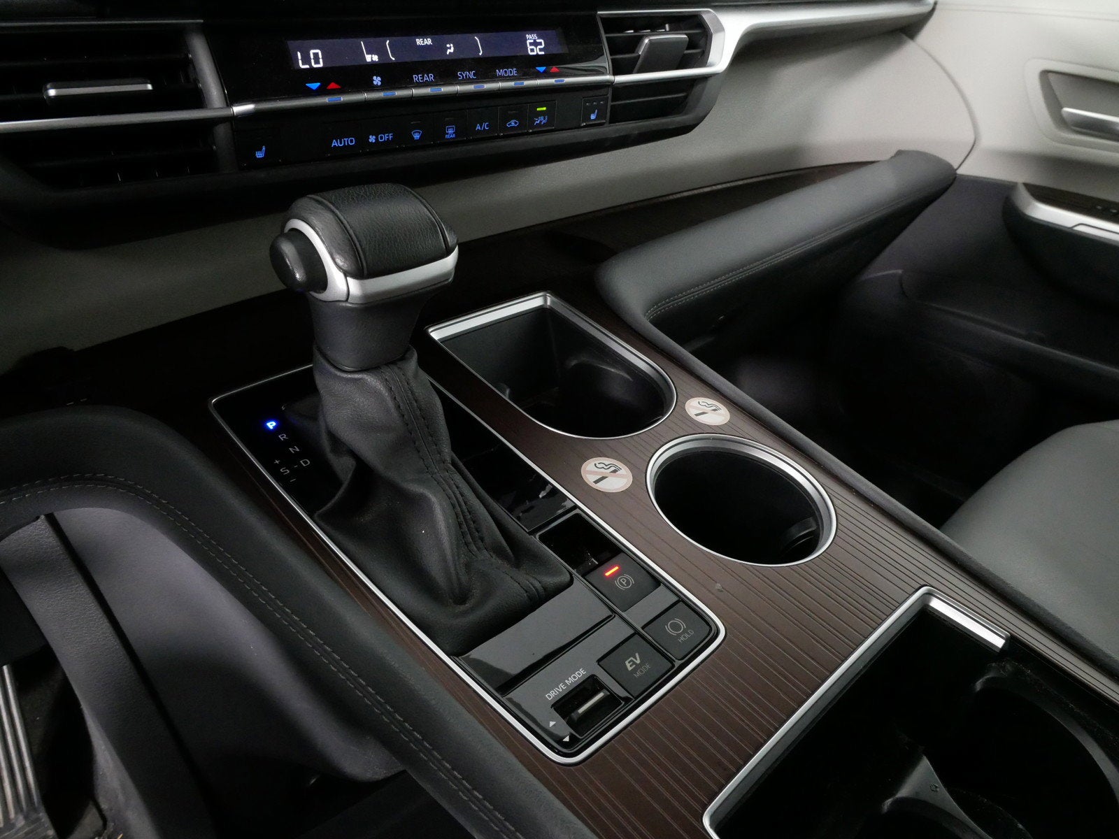 2024 Toyota Sienna XLE Hybrid *1-OWNER, CLEAN CARFAX!*