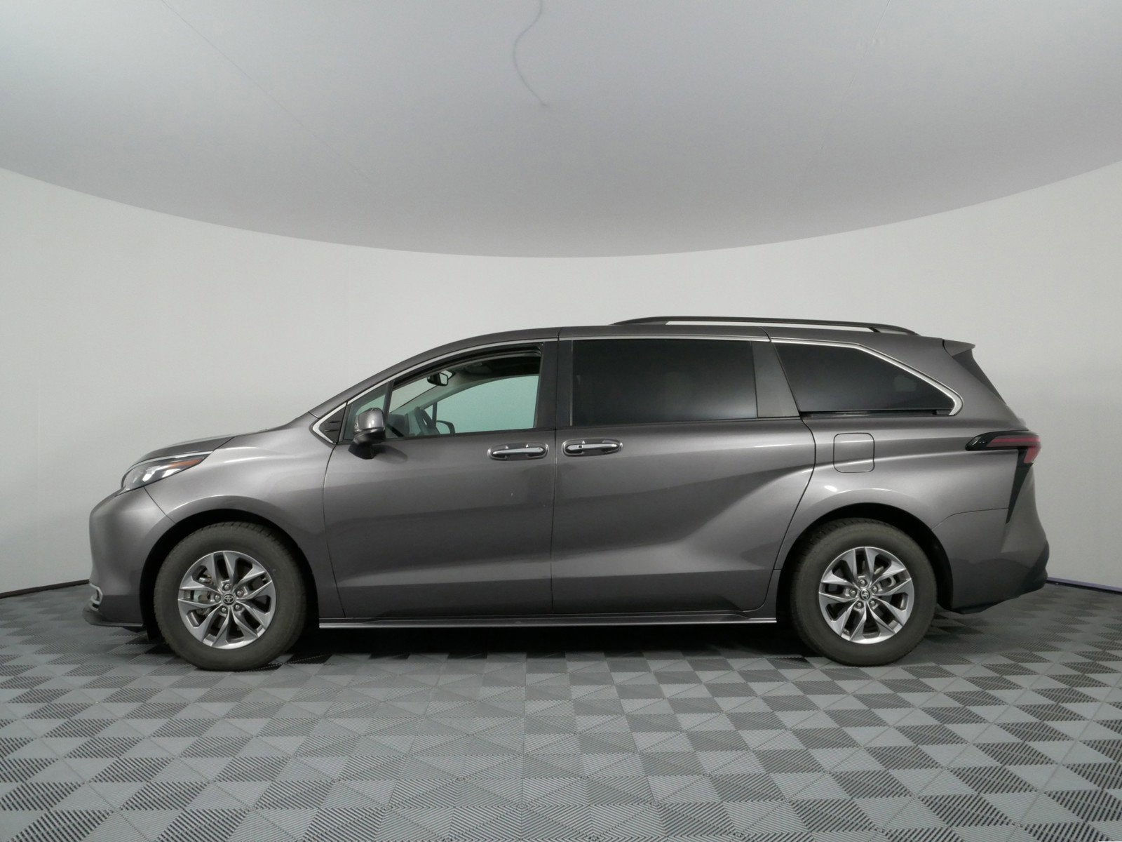 2024 Toyota Sienna XLE Hybrid *1-OWNER, CLEAN CARFAX!*