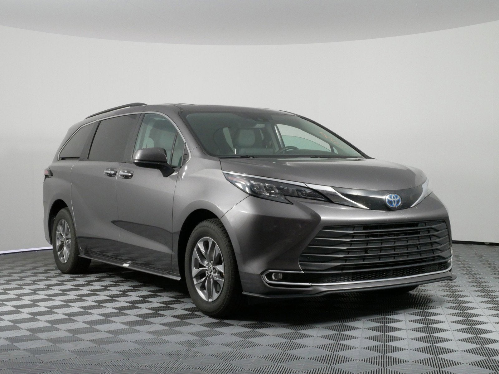 2024 Toyota Sienna XLE Hybrid *1-OWNER, CLEAN CARFAX!*
