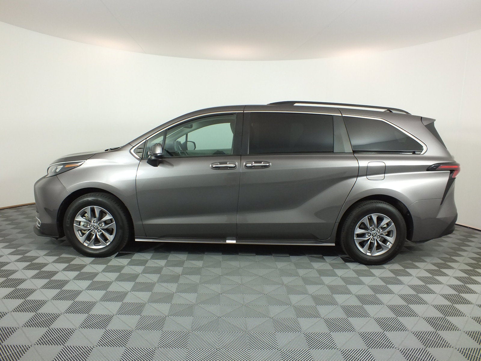 2024 Toyota Sienna XLE Hybrid *1-OWNER*