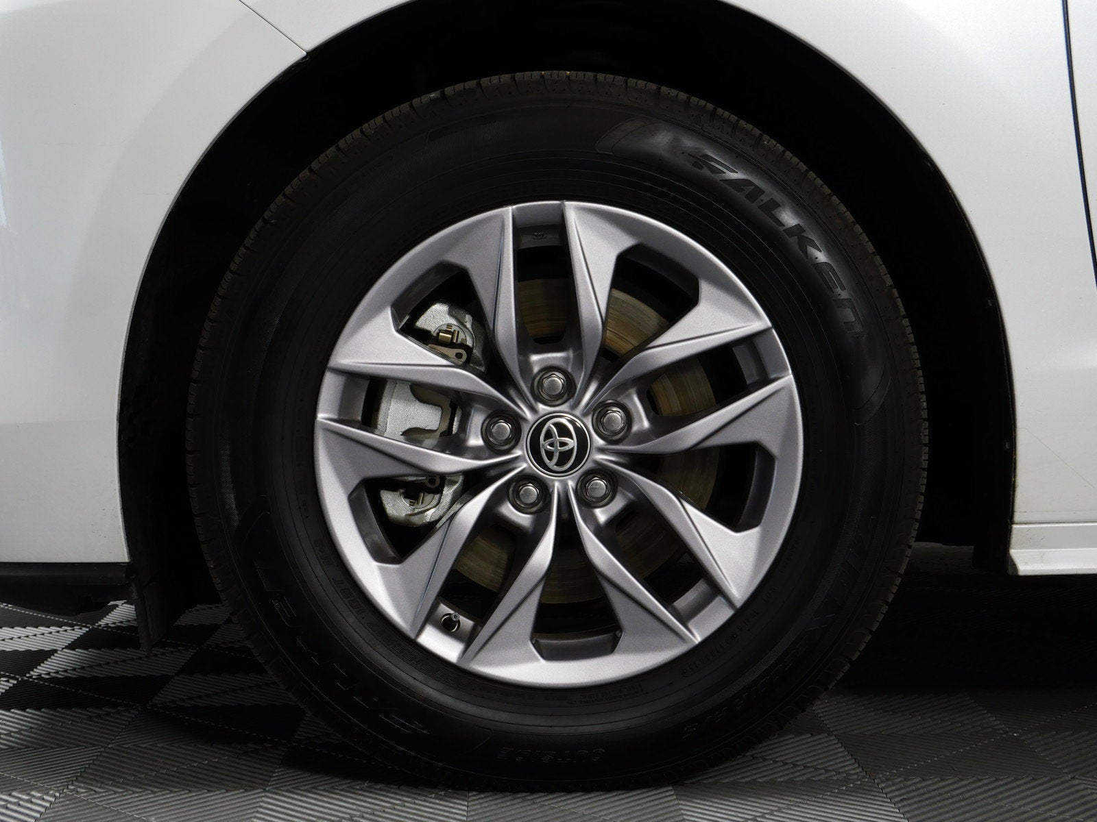 2026 Toyota Sienna XLE *CLEAN CARFAX! LIKE NEW!*