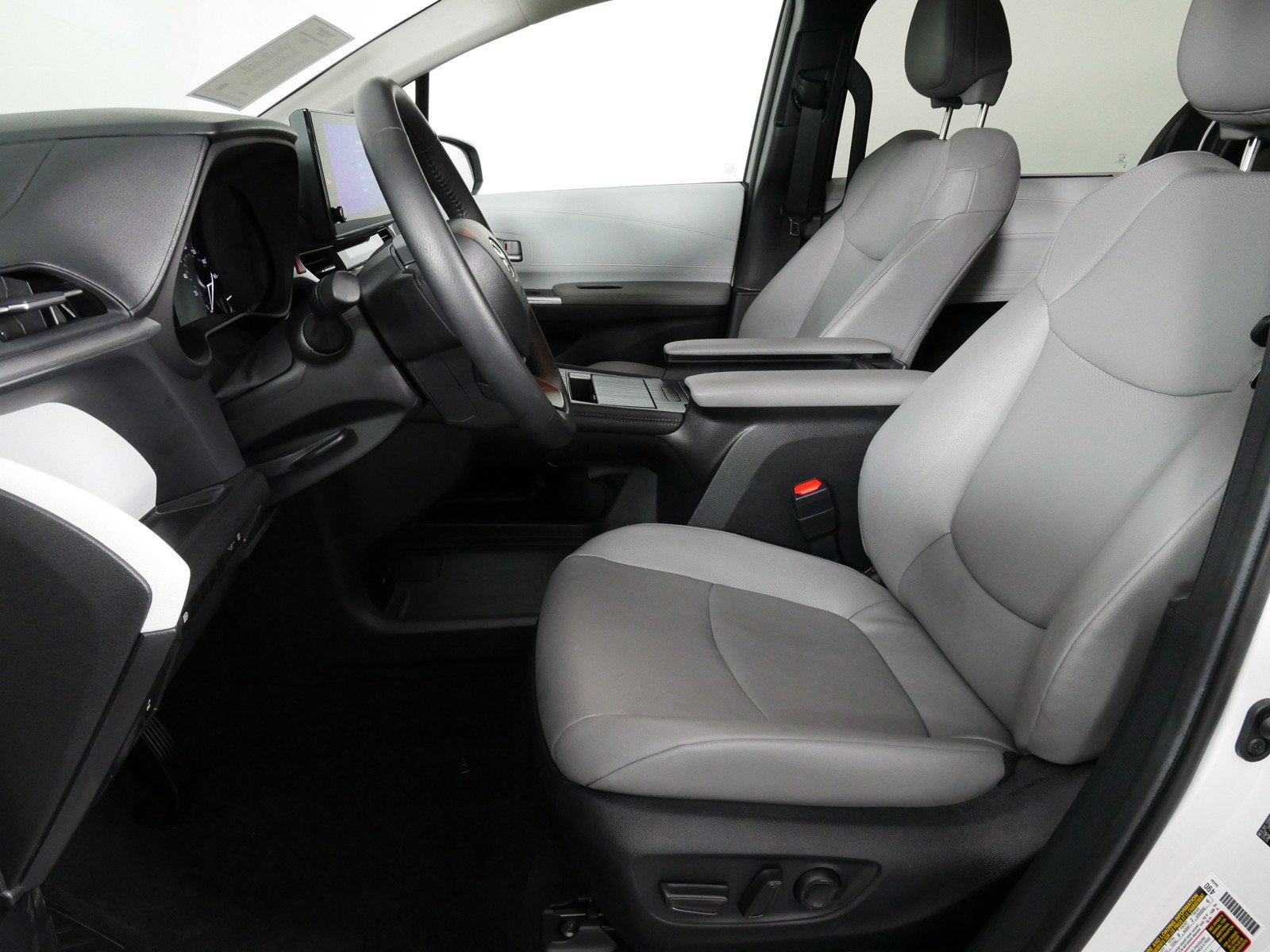 2026 Toyota Sienna XLE *CLEAN CARFAX! LIKE NEW!*