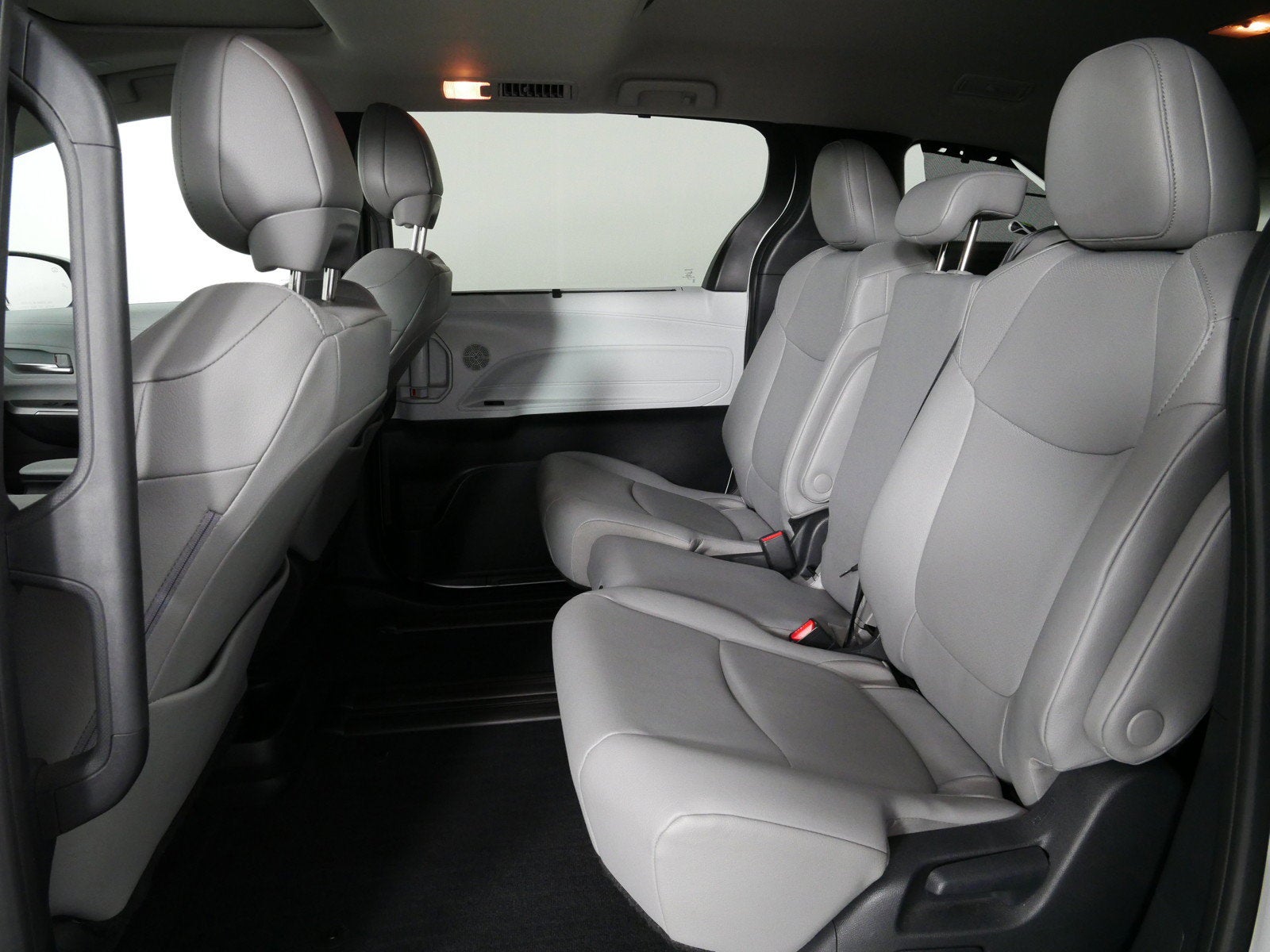 2026 Toyota Sienna XLE *CLEAN CARFAX! LIKE NEW!*