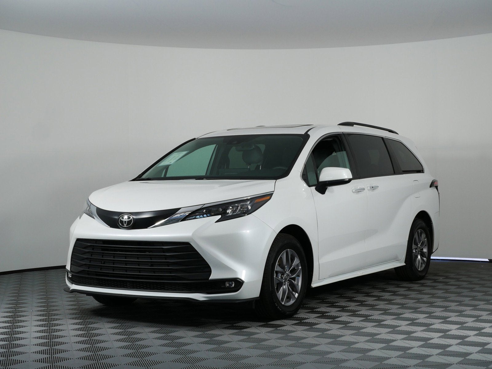 2026 Toyota Sienna XLE *CLEAN CARFAX! LIKE NEW!*