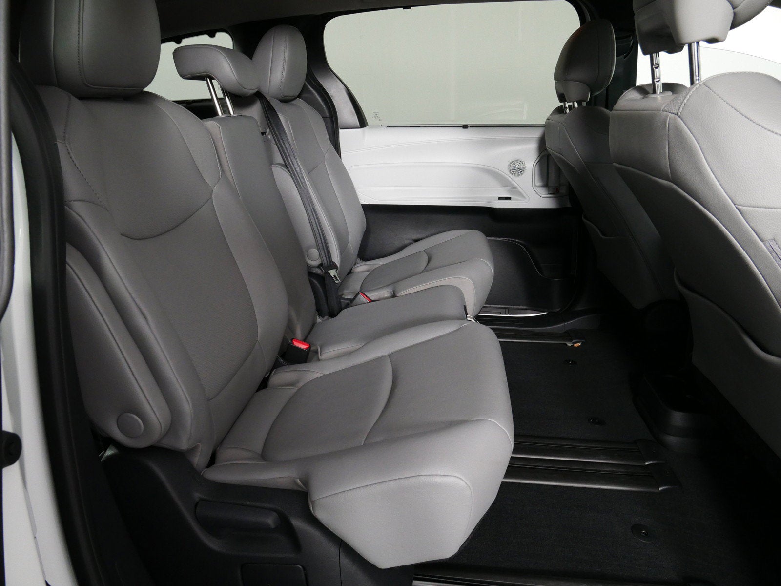 2026 Toyota Sienna XLE *CLEAN CARFAX! LIKE NEW!*