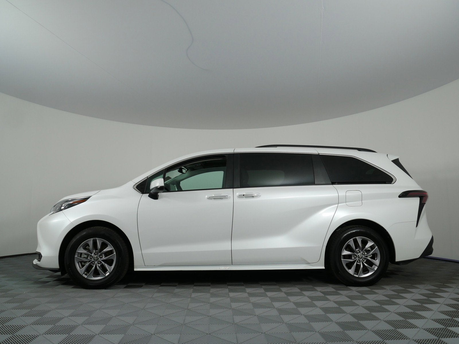 2026 Toyota Sienna XLE *CLEAN CARFAX! LIKE NEW!*