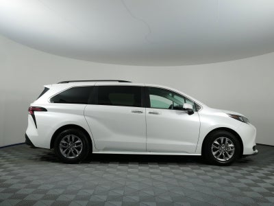 2026 Toyota Sienna XLE *CLEAN CARFAX! LIKE NEW!*