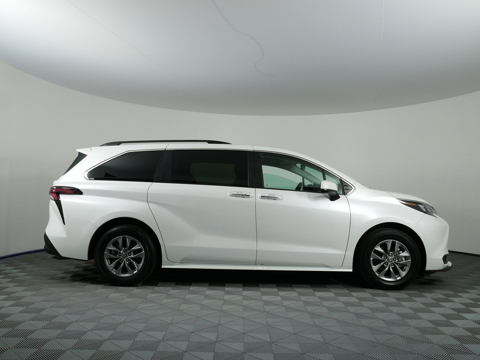 2026 Toyota Sienna XLE *CLEAN CARFAX! LIKE NEW!*