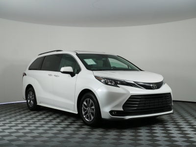 2026 Toyota Sienna XLE *CLEAN CARFAX! LIKE NEW!*