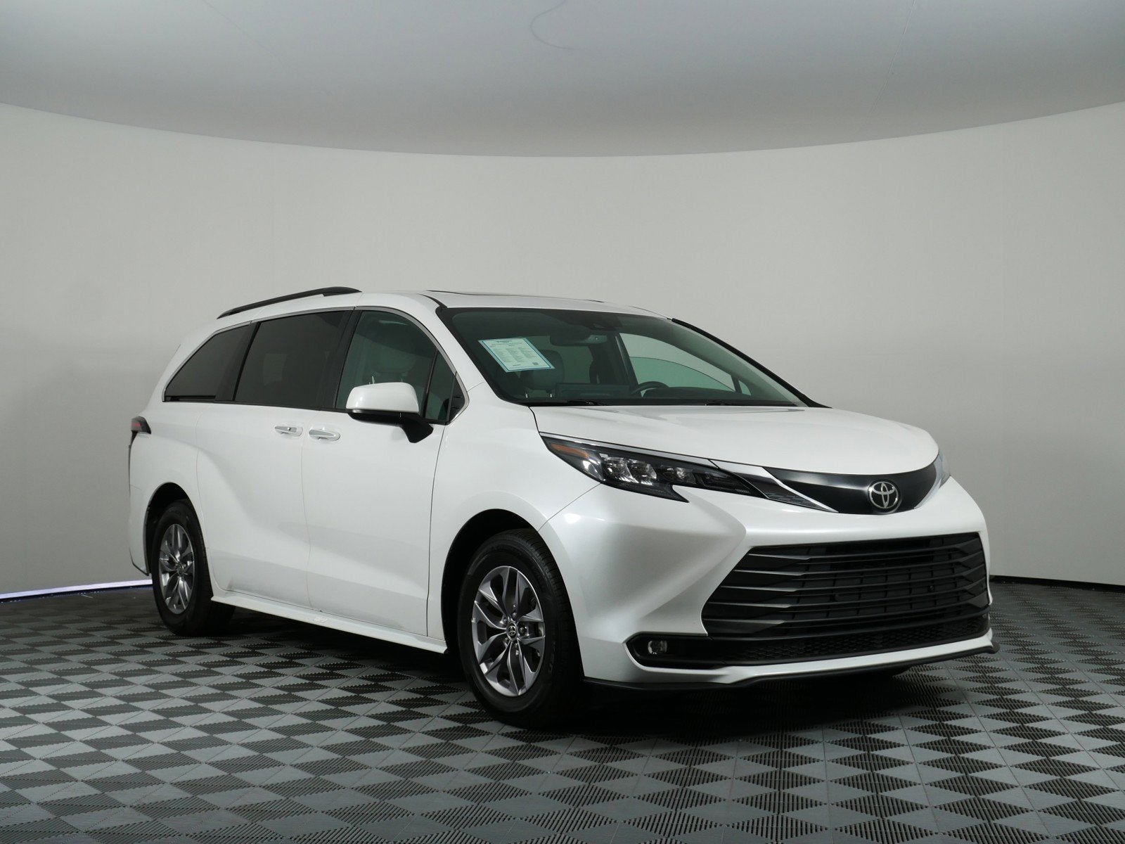 2026 Toyota Sienna XLE *CLEAN CARFAX! LIKE NEW!*