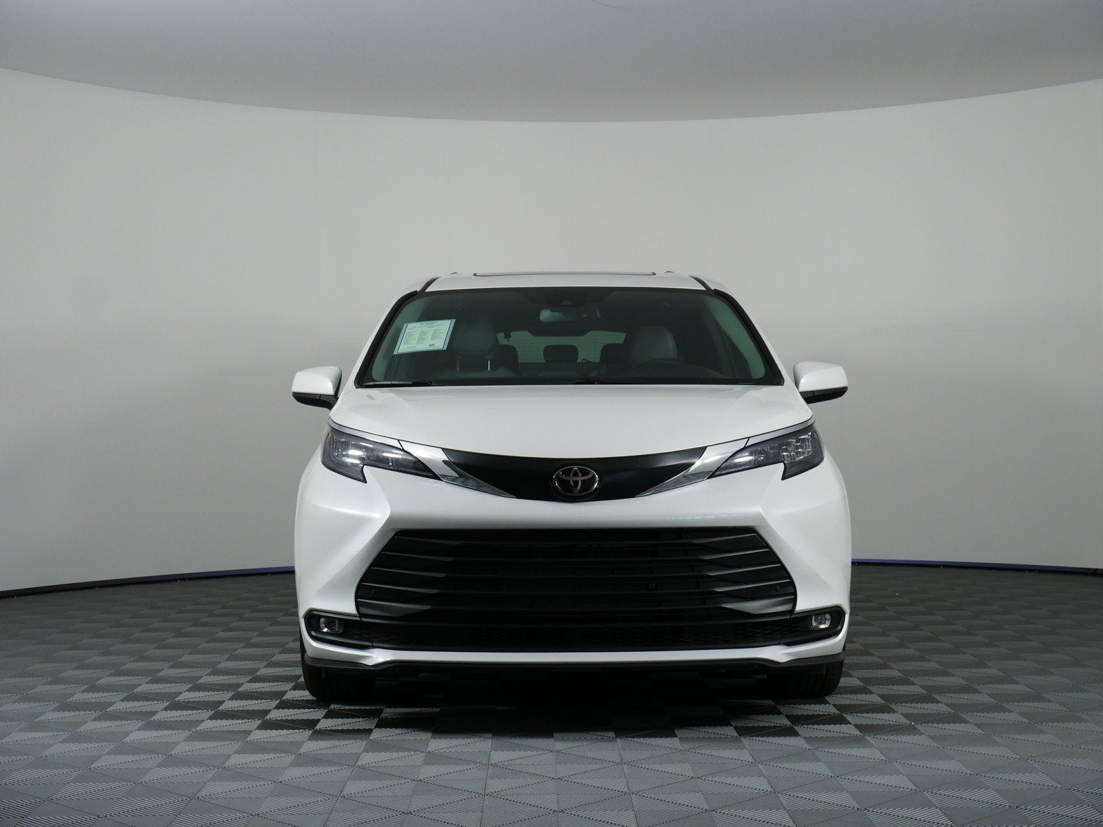 2026 Toyota Sienna XLE *CLEAN CARFAX! LIKE NEW!*