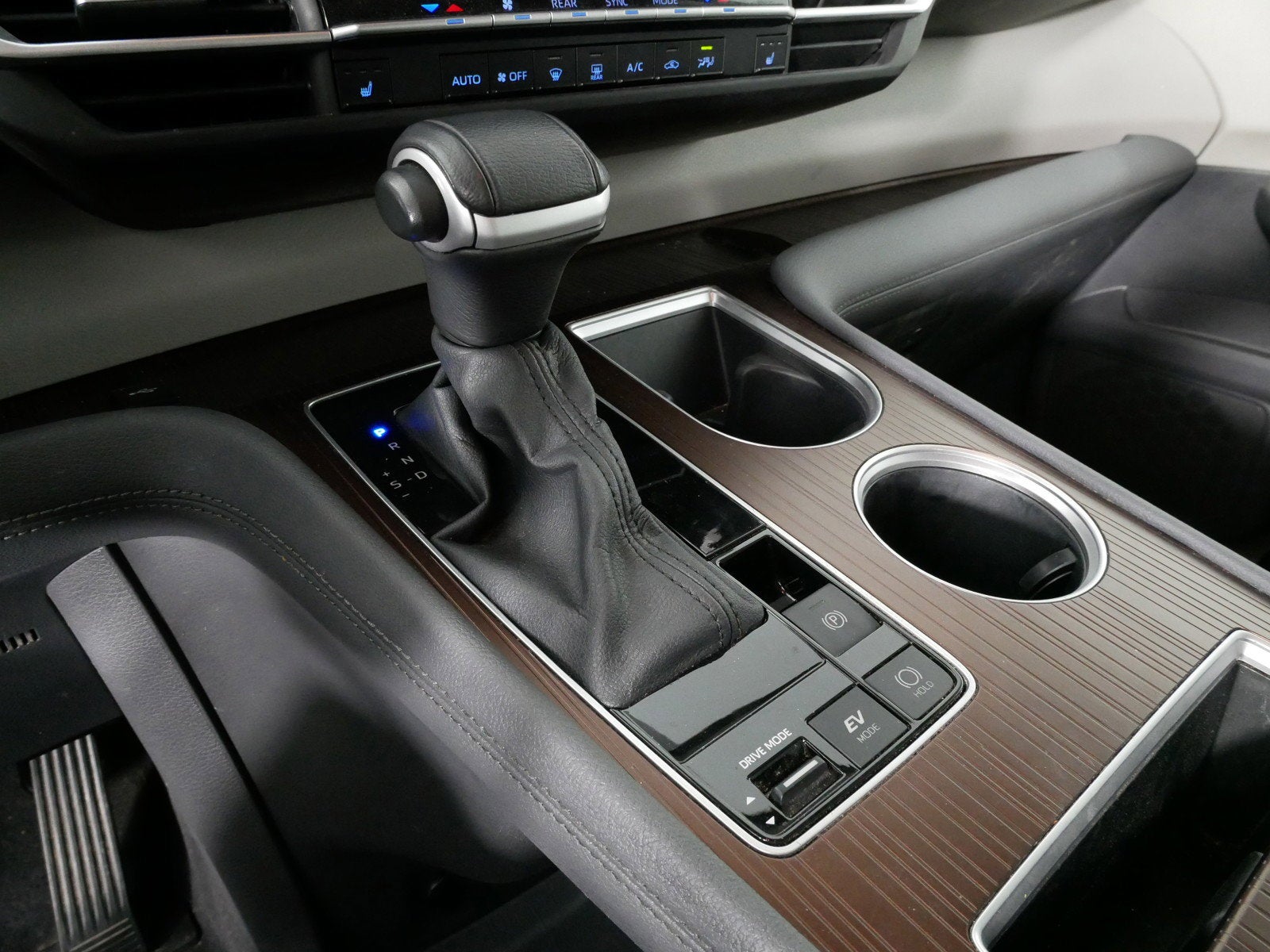 2024 Toyota Sienna XLE 7 Passenger FWD *1 OWNER, CLEAN CARFAX!*