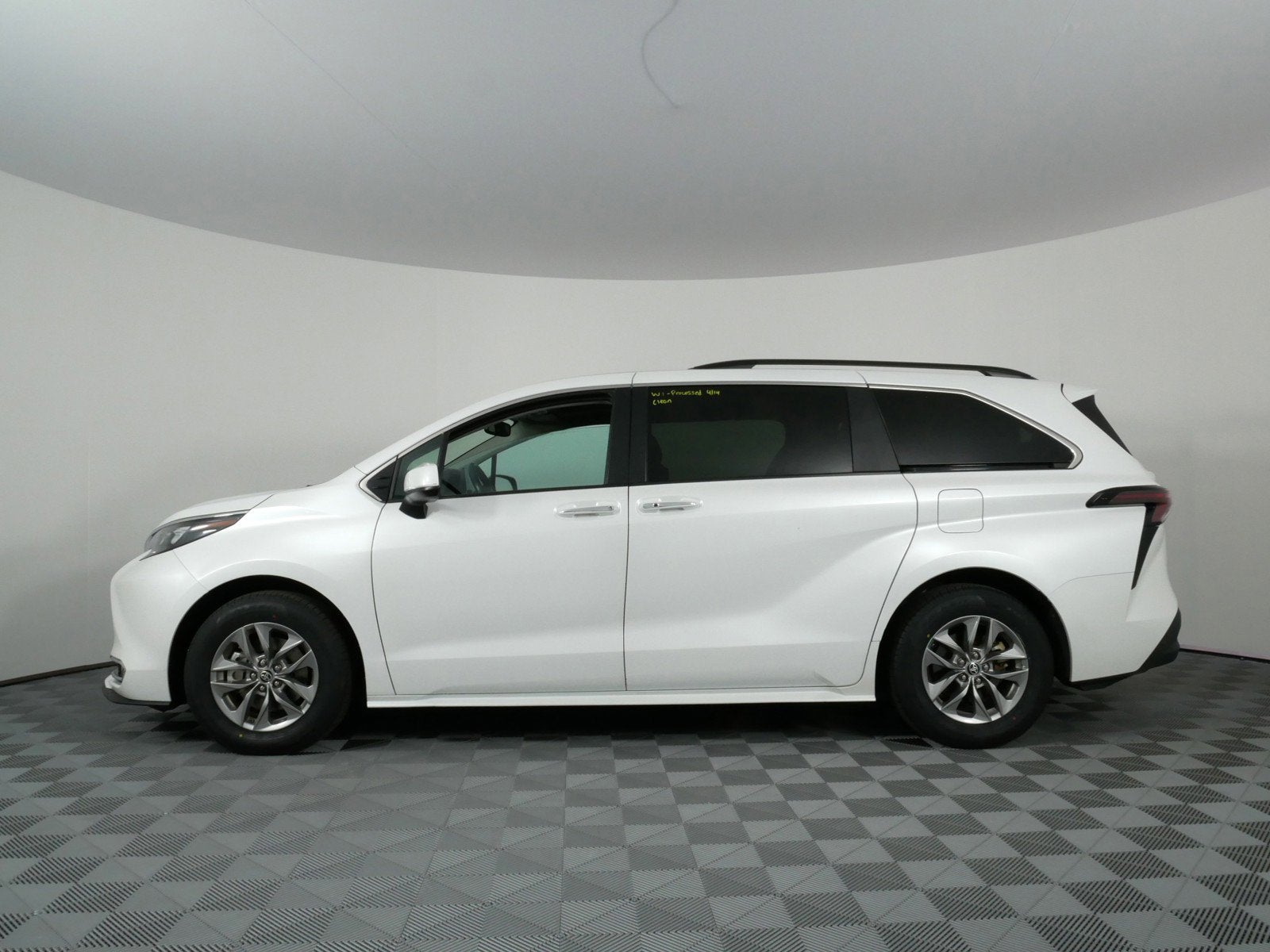 2024 Toyota Sienna XLE 7 Passenger FWD *1 OWNER, CLEAN CARFAX!*