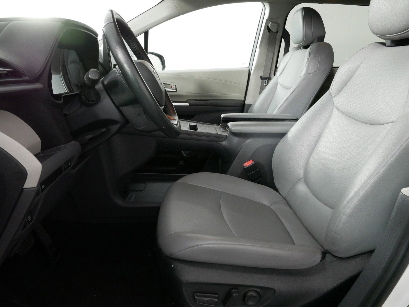 2024 Toyota Sienna XLE 7 Passenger FWD *1 OWNER, CLEAN CARFAX!*