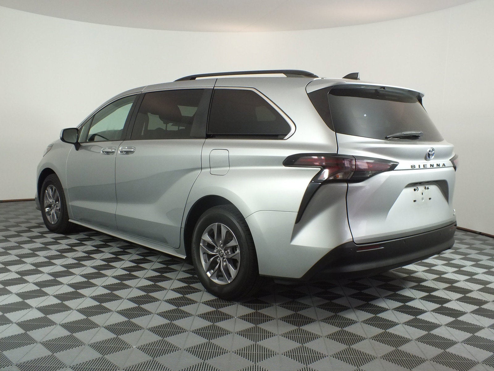 2024 Toyota Sienna XLE Hybrid *1-OWNER*