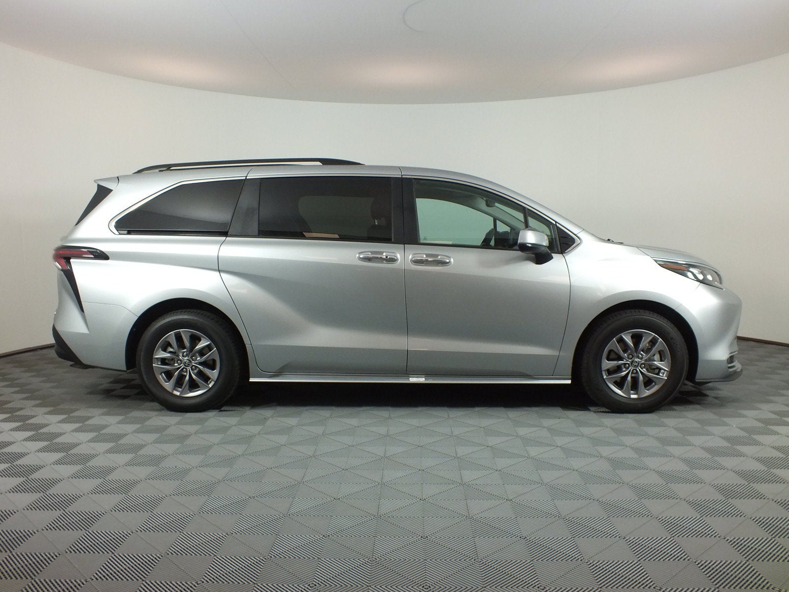 2024 Toyota Sienna XLE Hybrid *1-OWNER*