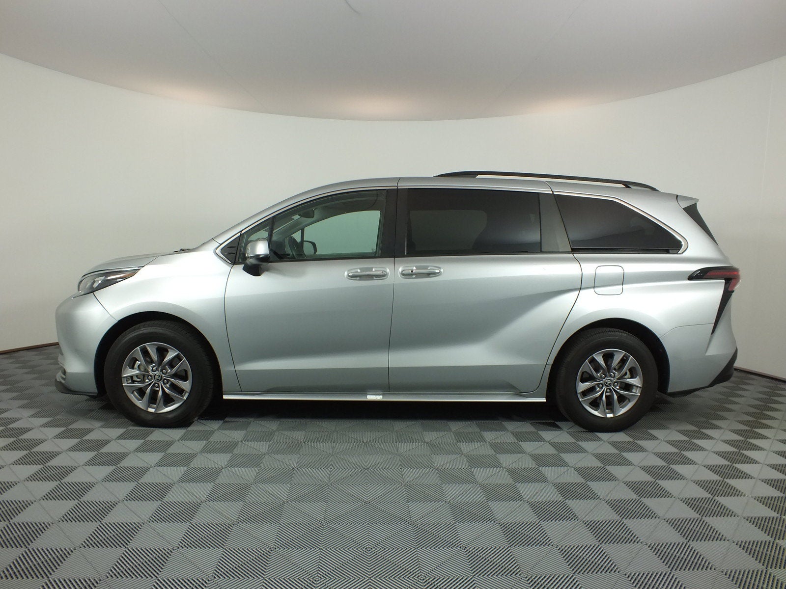 2024 Toyota Sienna XLE Hybrid *1-OWNER*