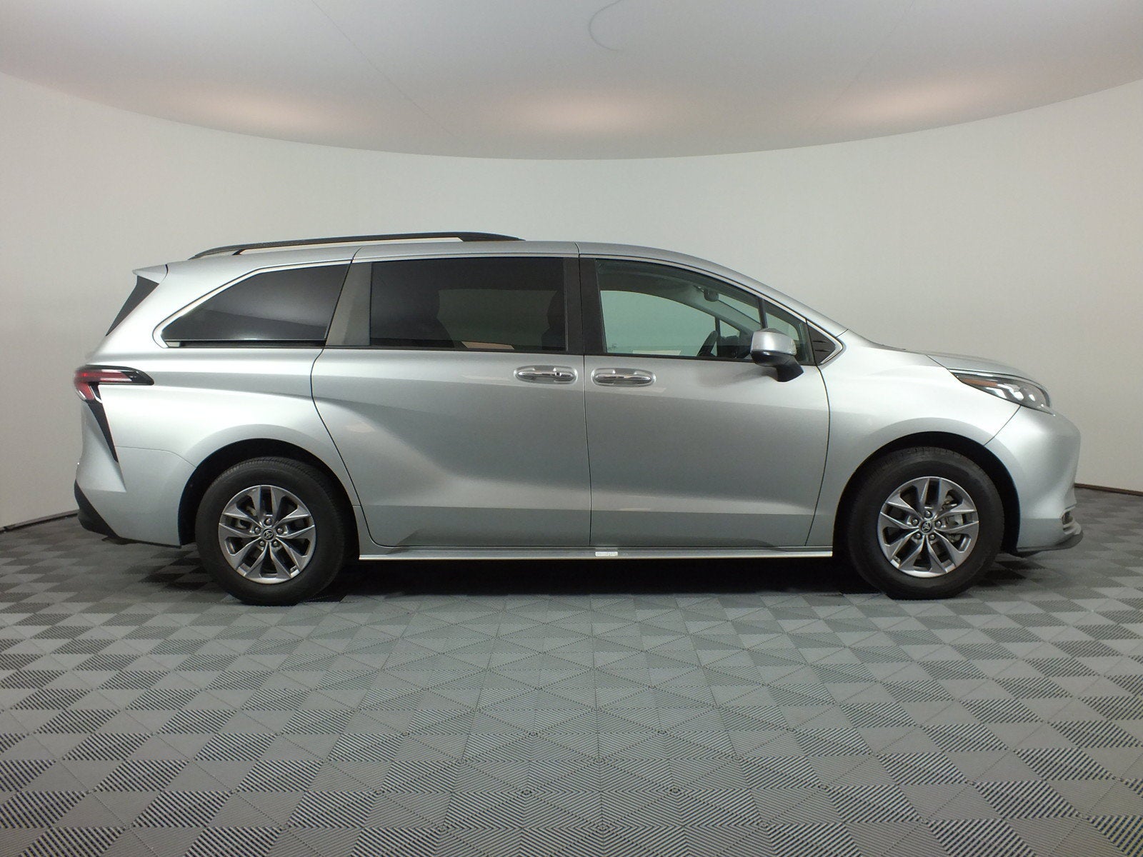 2024 Toyota Sienna XLE Hybrid *1-OWNER*