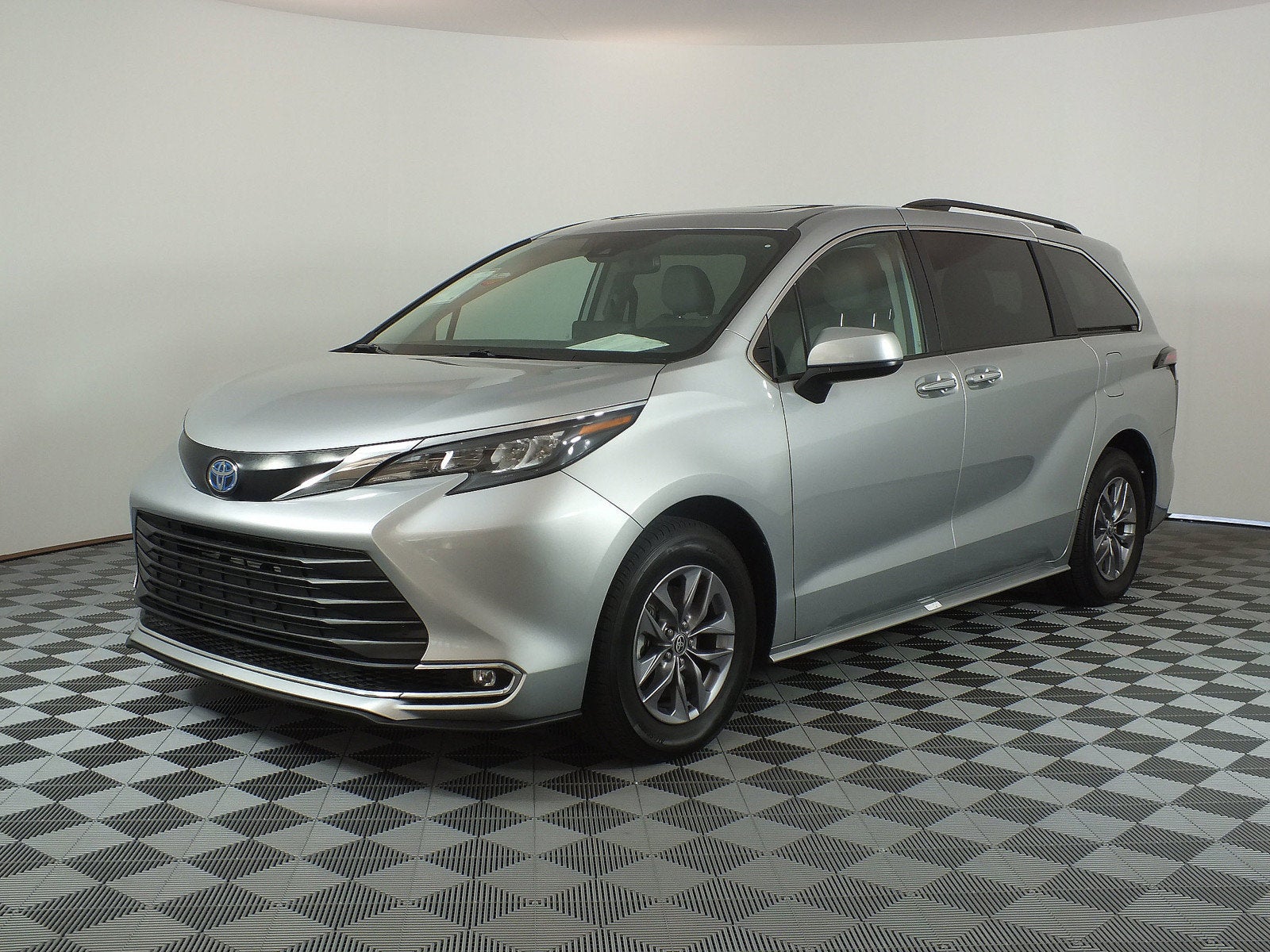 2024 Toyota Sienna XLE Hybrid *1-OWNER*
