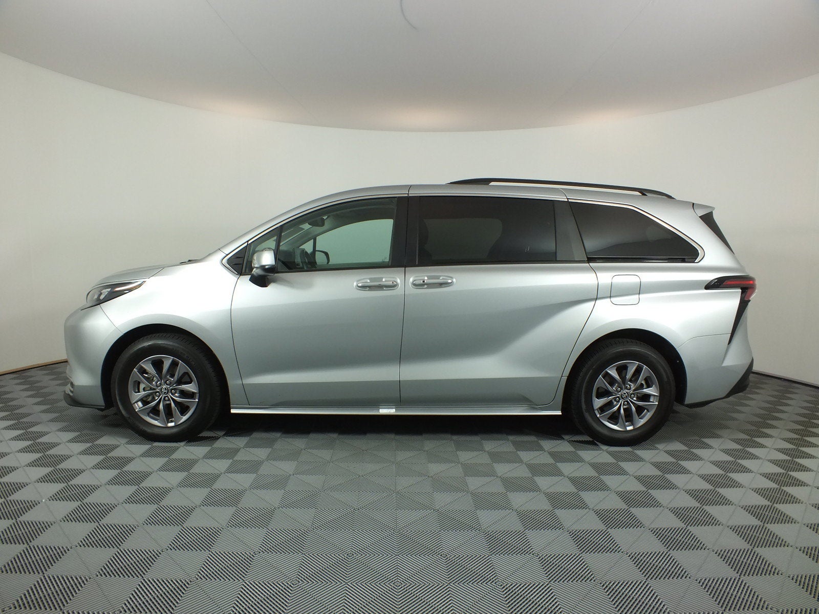 2024 Toyota Sienna XLE Hybrid *1-OWNER*