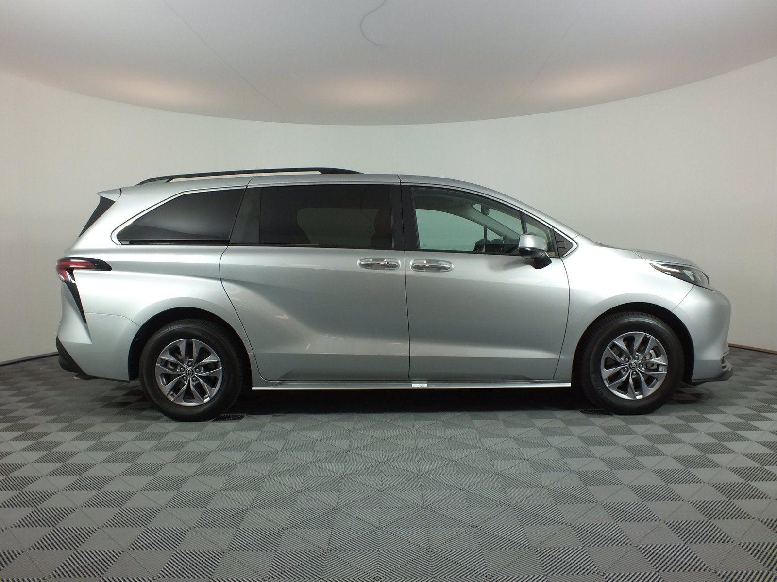 2024 Toyota Sienna XLE Hybrid *1-OWNER*
