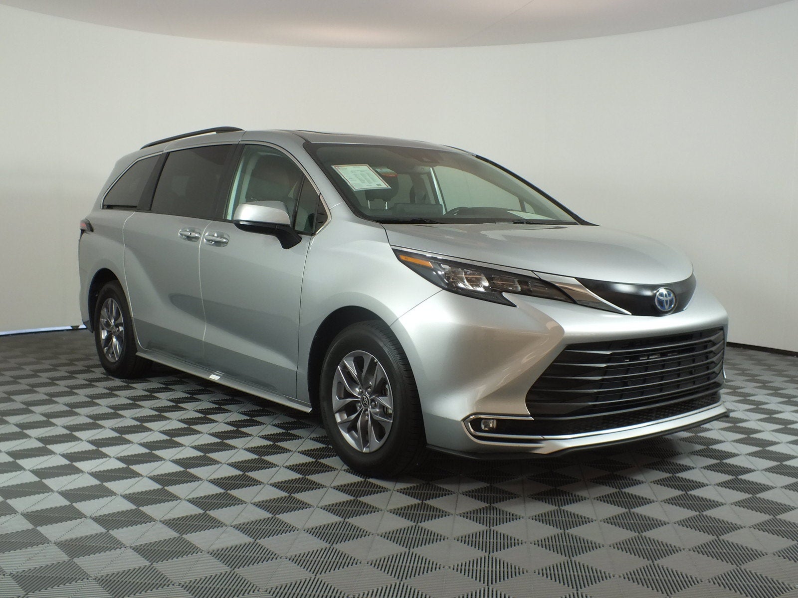2024 Toyota Sienna XLE Hybrid *1-OWNER*