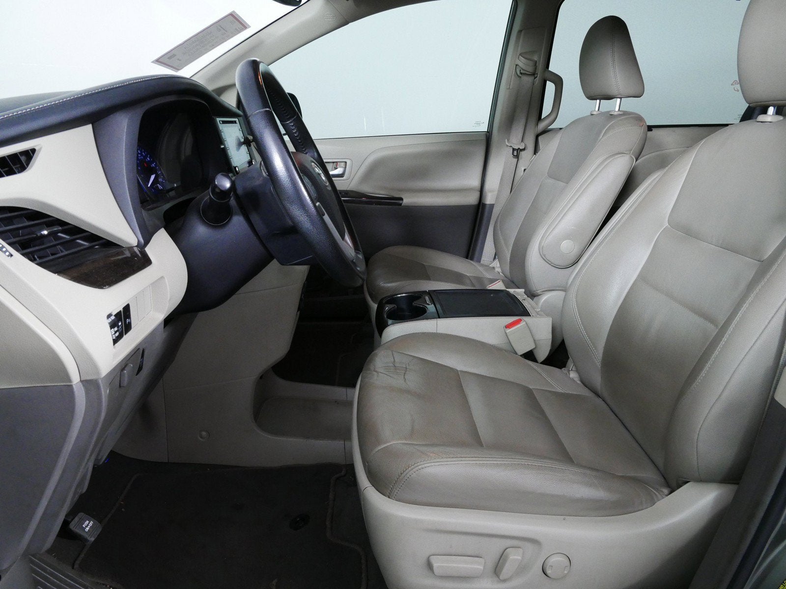 2019 Toyota Sienna XLE *CLEAN CARFAX*