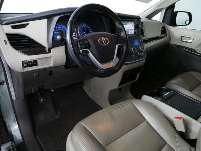 2019 Toyota Sienna XLE *CLEAN CARFAX*