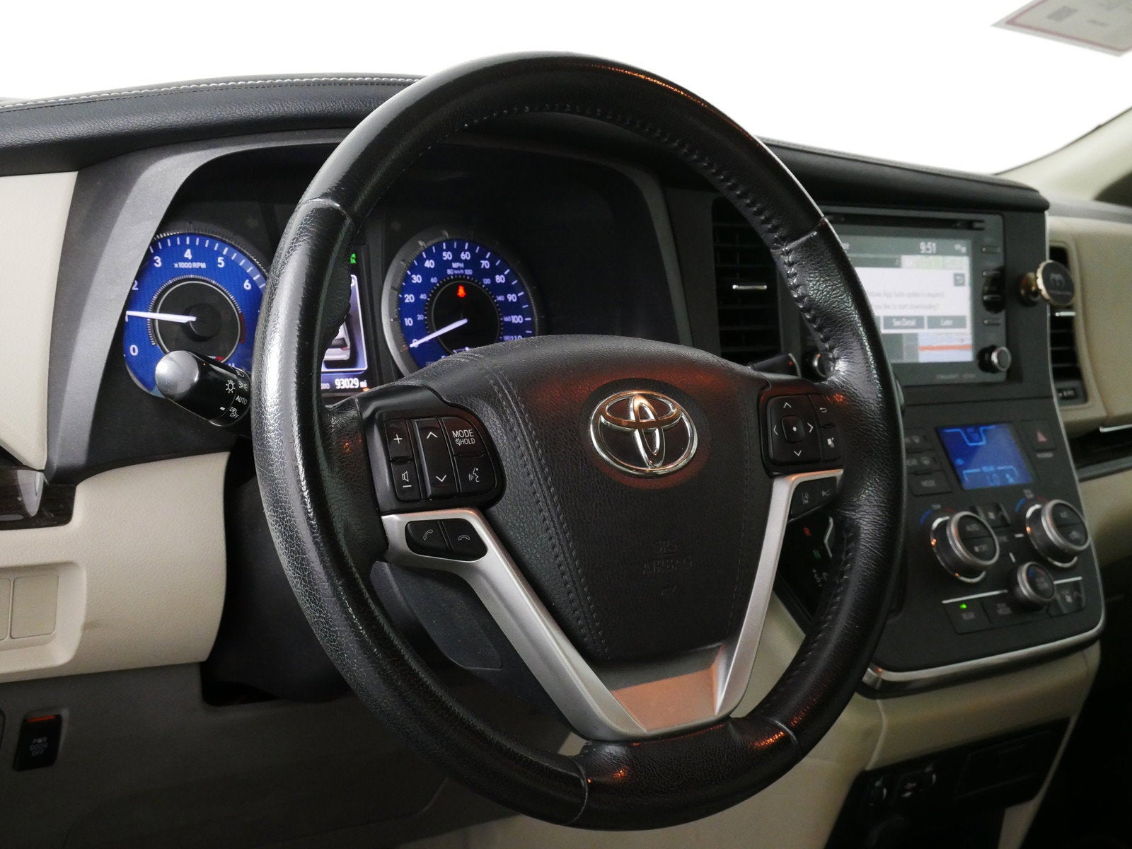 2019 Toyota Sienna XLE *CLEAN CARFAX*