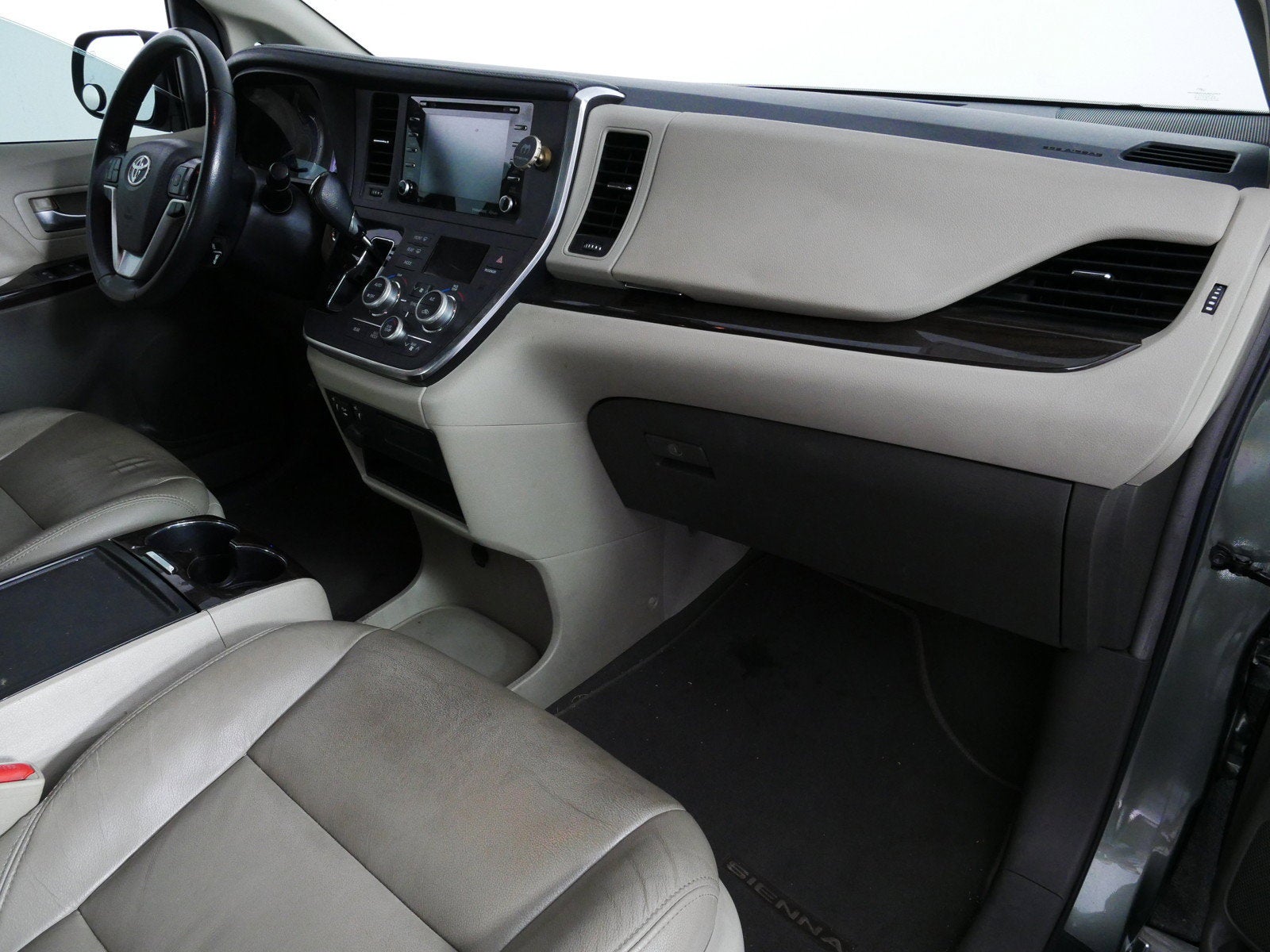 2019 Toyota Sienna XLE *CLEAN CARFAX*