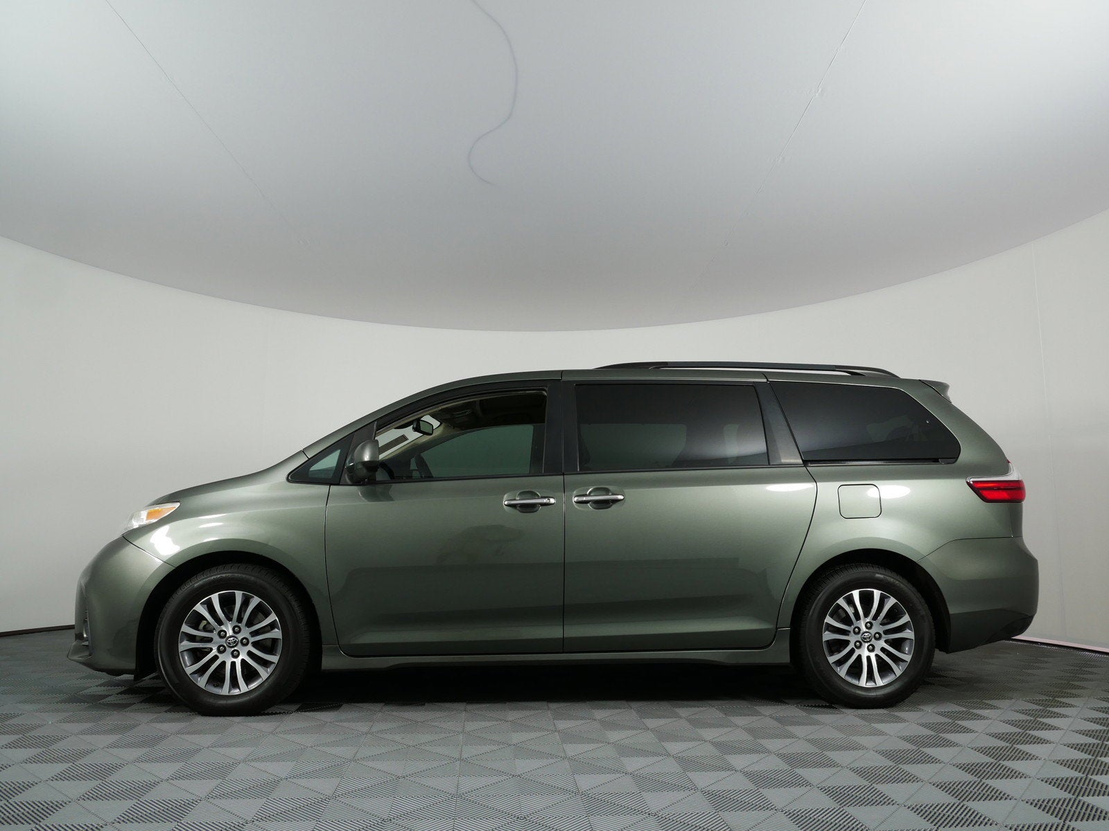 2019 Toyota Sienna XLE *CLEAN CARFAX*
