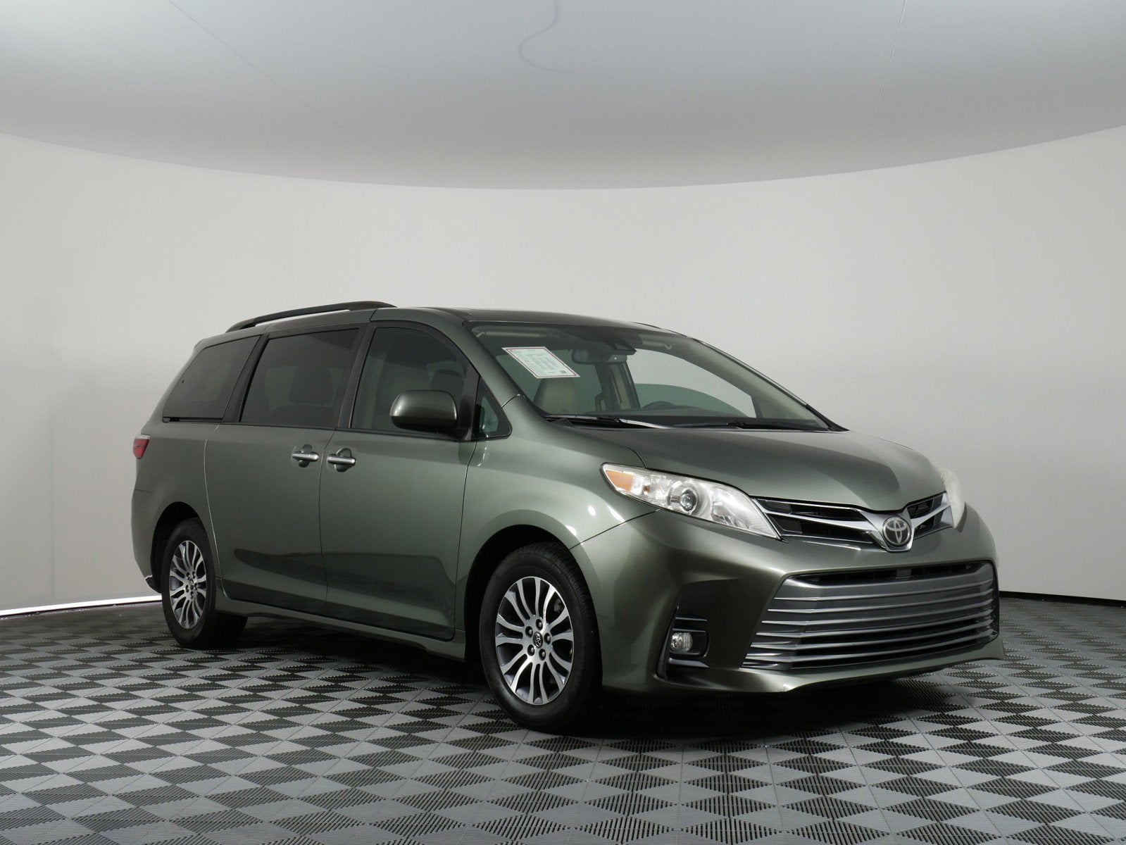 2019 Toyota Sienna XLE *CLEAN CARFAX*